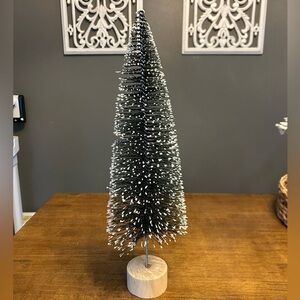 Elegant Green Holiday Tree Decoration